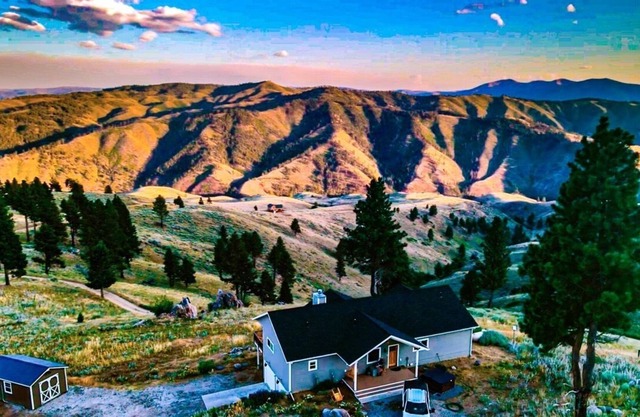 Group Basecamp for Mountain Getaway overlooking Trapper Peak w/ Wifi & Hot Tub