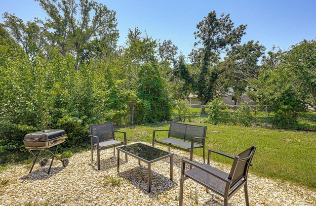 Group-Friendly Getaway w/ Fenced Yard in Temple!