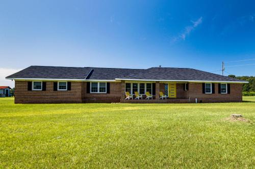 Group-Friendly Home with Game Room in Albany!