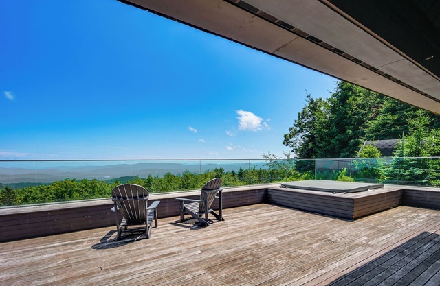 Group-Friendly Newbury Stunner: Home Gym, Hot Tub!
