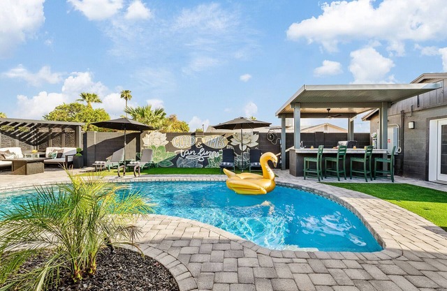 Large Group HQ with Hot Tub + Bar, Heated Pool, Game Room & Lounge Near Old Town