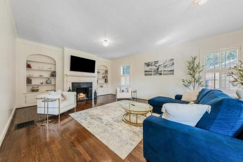 Group Getaway in a Grand Historic Home 15 minutes to Fort Benning Sleeps 10