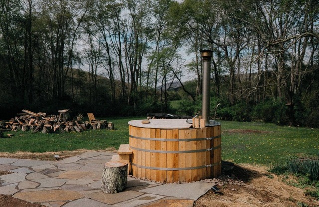Group Getaway: Sleeps 15, 11 Priv Acres, Wood fire hot tub, sauna, karaoke