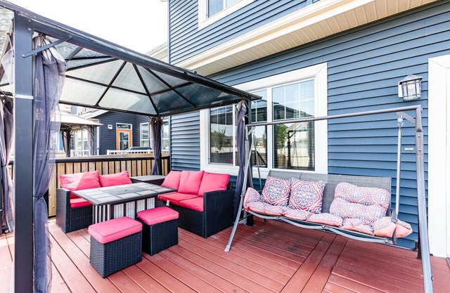 Group Getaway w/Yard | Sleeps 13 | Near YEG Airpt!