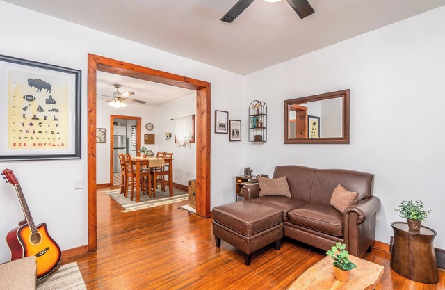 Group Stay! Buffalo and Niagara Falls Home - 6 bedrooms 2 Baths