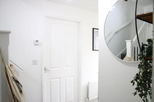 Group Stay Sleeps 7 Manchester city contractors and family