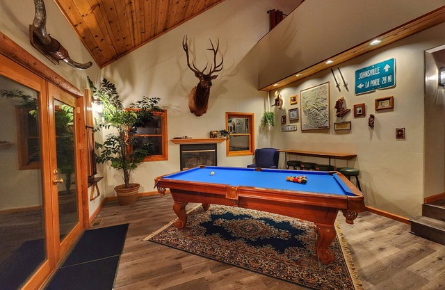 Group Travel - Full Kitchen - Hot Tub - Game Room - Spacious Deck + Dogs!