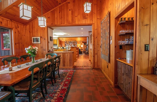 Grouse House: Elegant lakefront camp, great for families, dogs and fun
