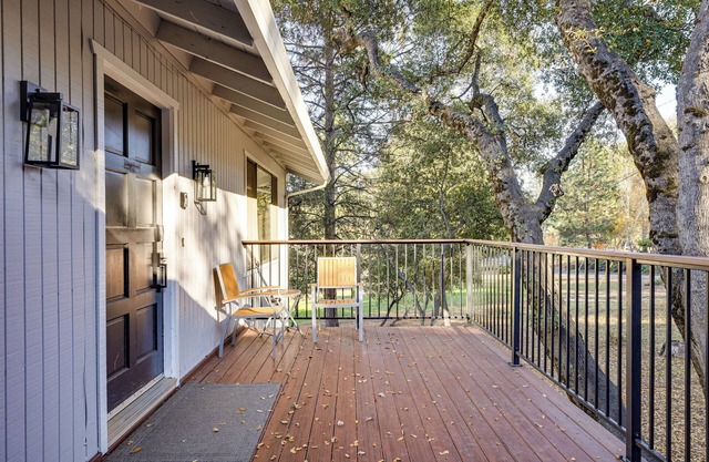Groveland Home w/ Deck: 2 Mi to Pine Mountain Lake