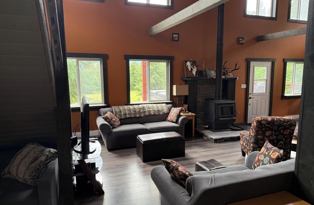 GROWL Lodge - Charming 3-bedroom home in Golden featuring a hot tub & pool table