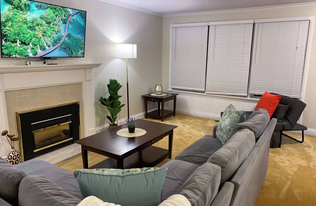 Guelph Hidden Gem: Spacious 3BR Garden Cottage