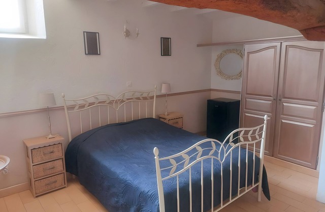 Gästezimmer 'Le Pré Fleuri 2' mit Gemeinschaftspool, gemeinsamer Terrasse und WLAN