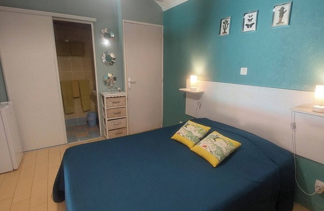 Gästezimmer 'Le Pré Fleuri 3' mit gemeinsamem Pool, gemeinsamer Terrasse und WLAN