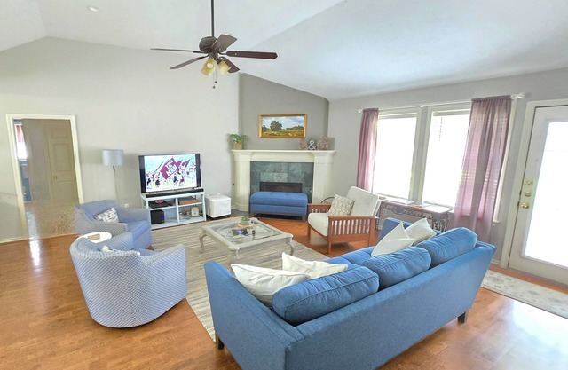 Guest 5 star favorite by restaurants/retail; 1.5 mile to A&M, quiet neighborhood