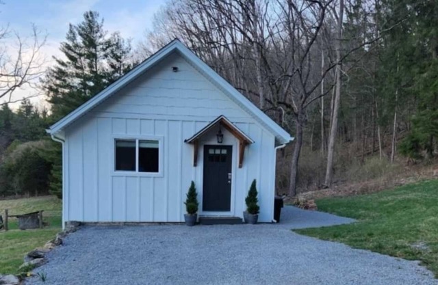 Guest cottage on farmette in mountains with hot tub