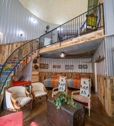Guest Grain Bin Foghorn Leghorn sleeps 8