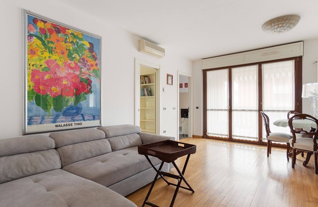 Guest Host- Milan University Bocconi Terrace Apt!