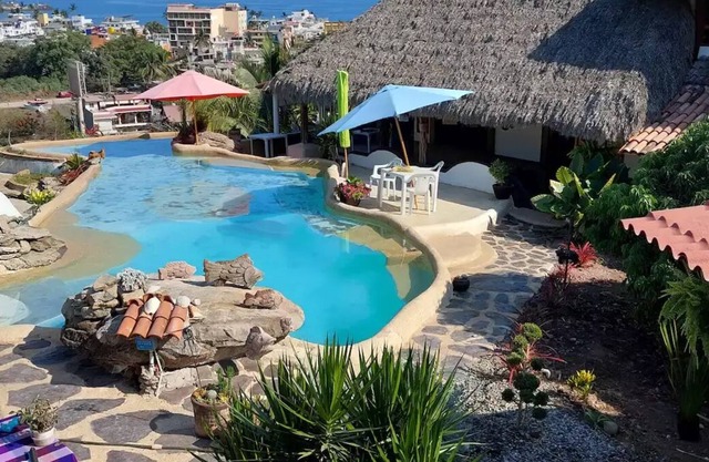 Guest House - 10 minute walk to beach, sleep 2 to15 beautiful pool w/ ocean view