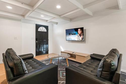 Guest House, Accessible to Downtown, & Fast WiFi!