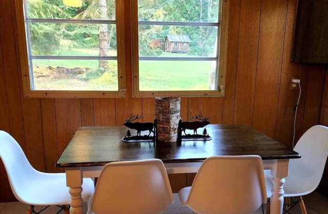 Guest house near Mt Rainier w/ private fire pit area & BBQ