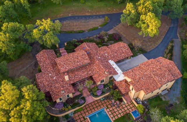 Kutschenhaus in der Villa auf 4 Hektar mit großem Pool und Weinberg