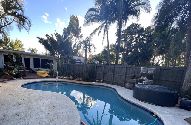 Guest House: Pool & Minutes from Beach