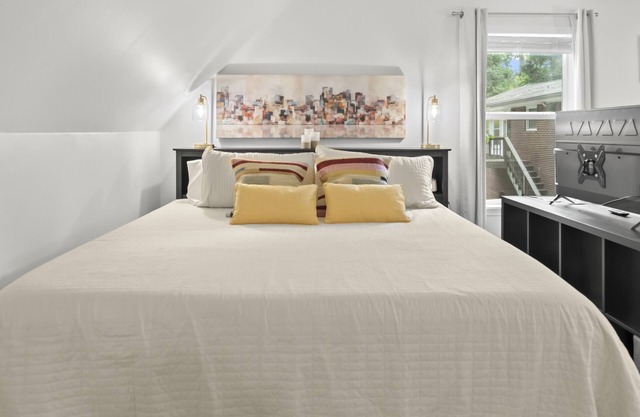 Guest House Studio + Bonus Space - 30Days+ Ok! King Bed, Fast Wi-fi, Quiet Area!