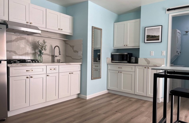 Guest house with kitchen washer dryer in nice neighborhood next to scenic trail