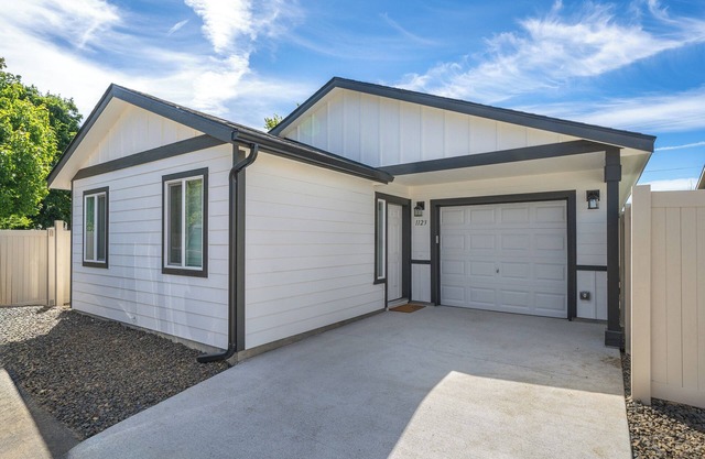Guest House with private entry and driveway. Pet Friendly!