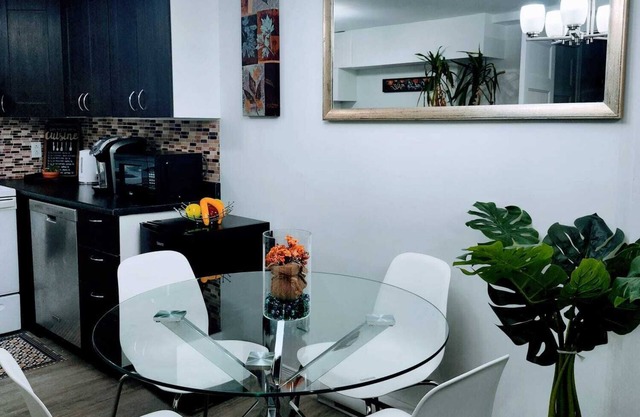 Guest studio/basement - private * clean* 20 minutes from Port of Montreal