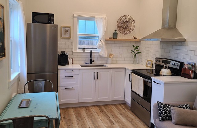 Guest suite downtown Cumberland - walk to trails and amenities!