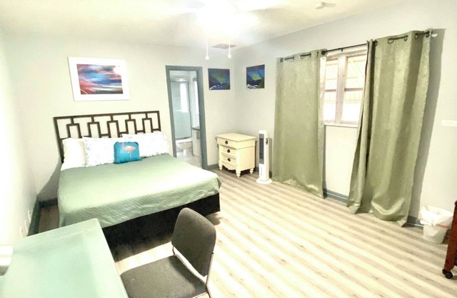 Guest Suite East Boca! Near Beach & Restaurants! Near FAU! Close to I-95!