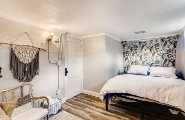 Guest Suite I Kitchenette I 5 star Location I