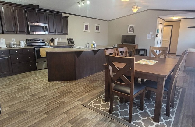 Guest suite in town-2 bedrooms/private kitchen