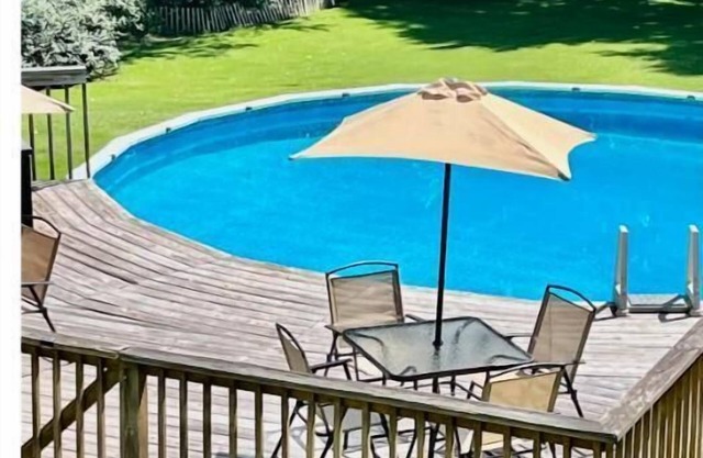 Guest Suite, Swimming Pool, Lakeside Trail in Backyard