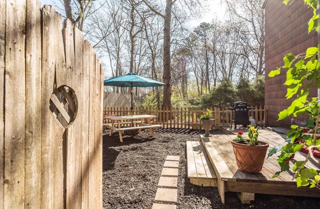 Guest Suite W/ BOAT RENTAL and Backyard!