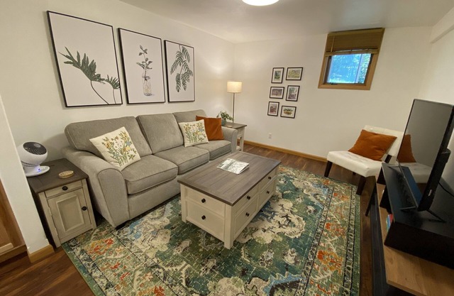 Guest Suite with Hot Tub, sleeps 4 - No nonsense fee