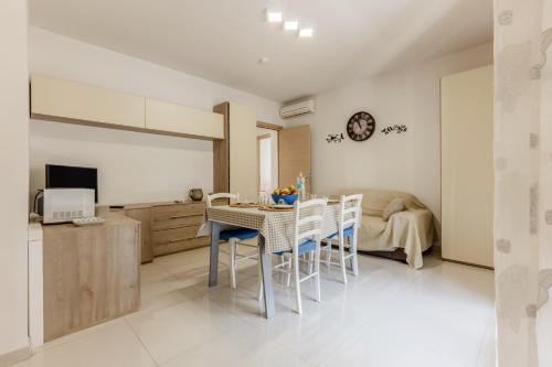 GuestHost - Bright Apartment X4 with Terrace!
