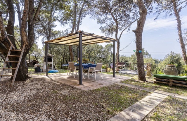 GuestHost - Lovely Apartment W/ Garden and Parking