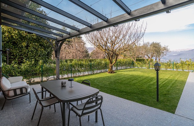 GuestHost - One bedroom apartment in Villa with pool!