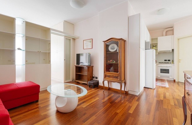 GuestHost - Porta Romana Cozy Apt. with Balcony