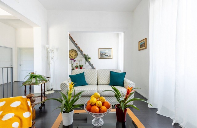 GuestHost - Station Oasis with Parking and Garden
