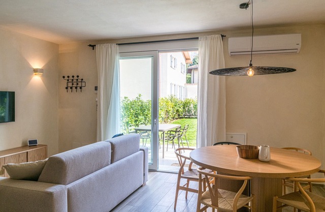GuestHost - Three-room apartment, garden & pool
