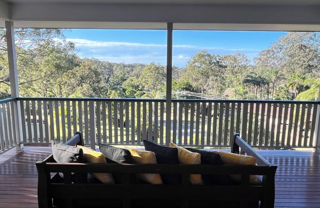 Unwind in comfort & elegance in a peaceful neighbourhood. 30 mins from City