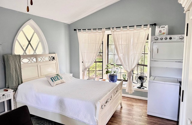 Guesthouse - no cleaning fee! Studio cottage in the woods
