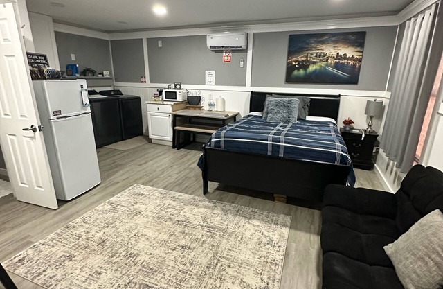 Guesthouse studio suite w washer & dryer in Spring Tx Fully equipped.