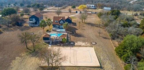 Guesthouse with Hot Tub Pool & Game Room on 5 Scenic Acres