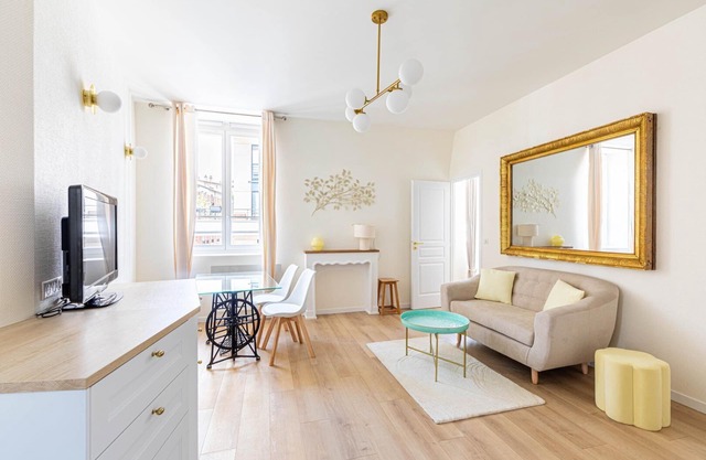 GuestReady -New Flat Direct Line to Champs Elysees