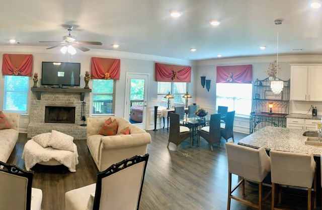 Guests Fav!! Hidden Hills Retreat with soothing hot tub and high speed internet!
