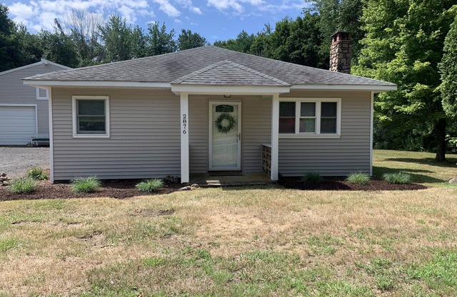 Guilford home -self check in, off-street parking
